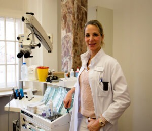 Dr. Vanessa von Holzschuher mit medizinischen Gerätenin ihrer Praxis im Krankenhaus Martha-Maria