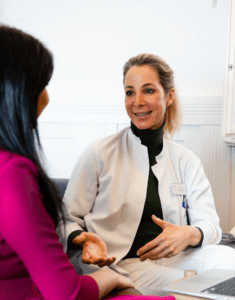 Dr. Vanessa von Holzschuher berät eine Patientin in ihrer HNO-Praxis im Krankenhaus Martha Maria