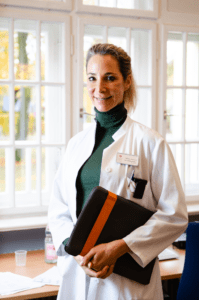 Dr. Vanessa von Holzschuher in ihrer Praxis im Krankenhaus Martha-Maria