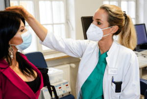 Dr. Vanessa von Holzschuher untersucht eine Patientin